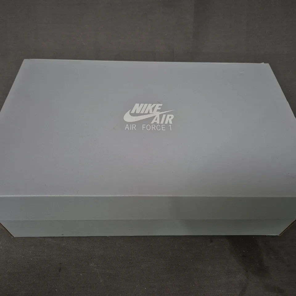 BRAND NEW BOXED PAIR OF NIKE WOMEN'S AIR FORCE 1 '07 ESS SHOES IN WHITE/METALLIC SILVER UK SIZE 6.5