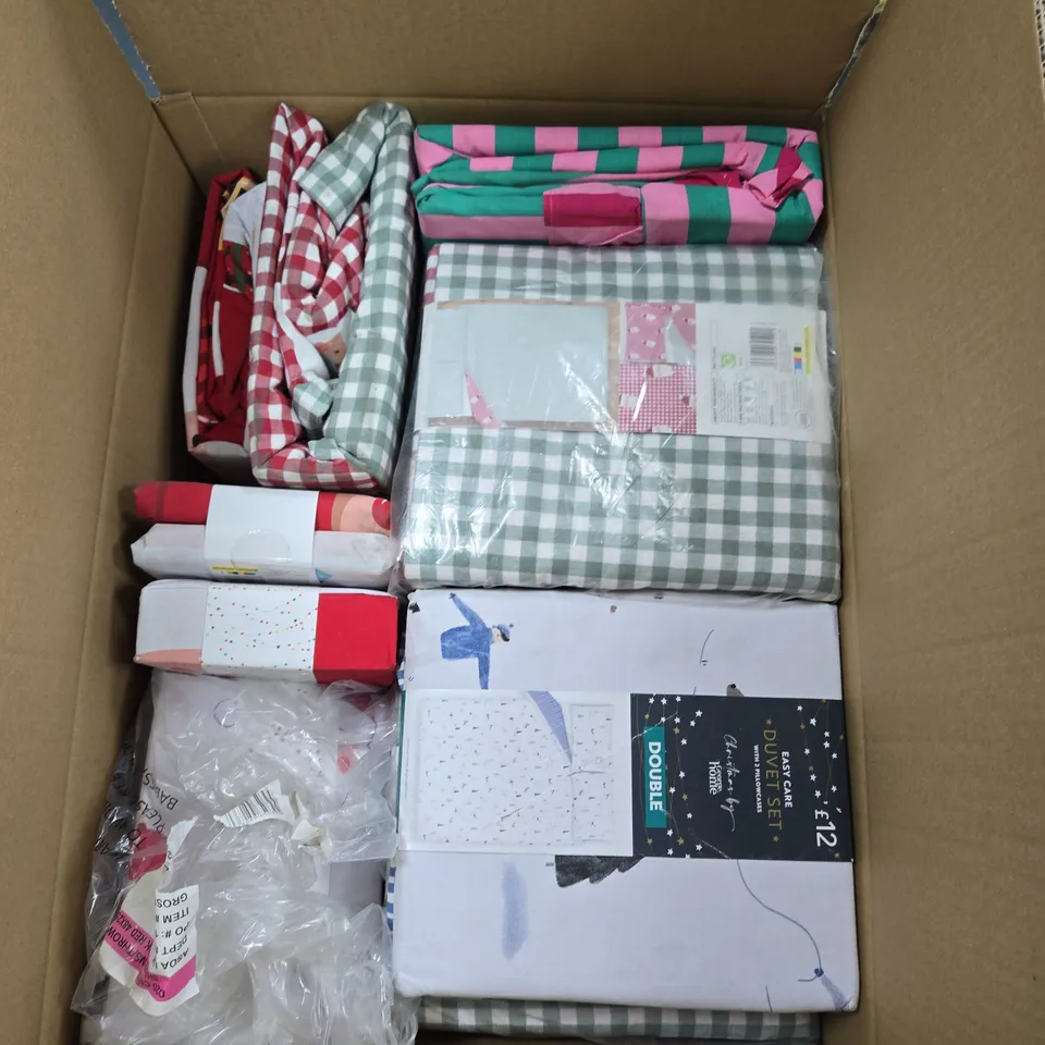 APPROXIMATELY 20 ASSORTED BEDDING ITEMS TO INCLUDE DUVETS - COLLECTIONS ONLY