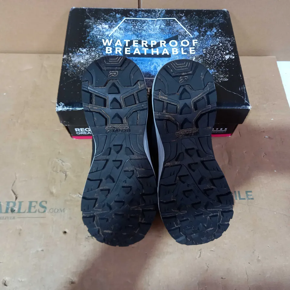 BOXED PAIR OF REGATTA BOOTS - SIZE 5