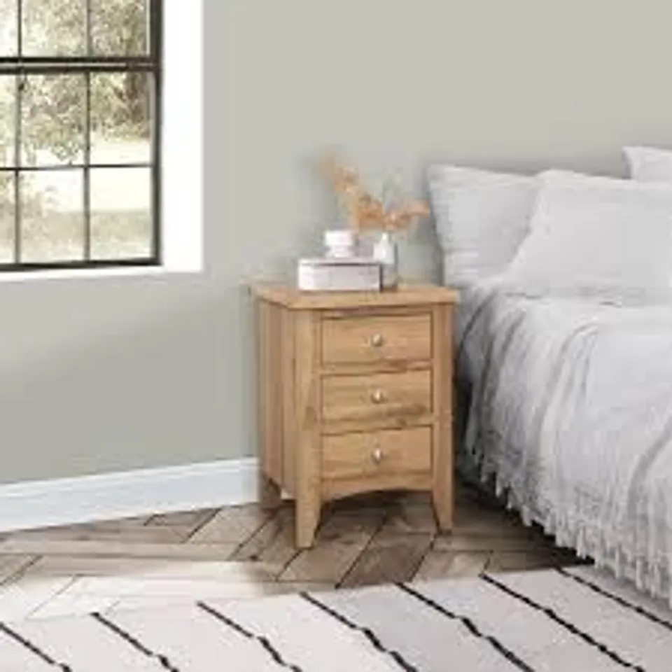 BOXED HAMPSTEAD 3 DRAWER WOODEN BEDSIDE TABLE (1 BOX)