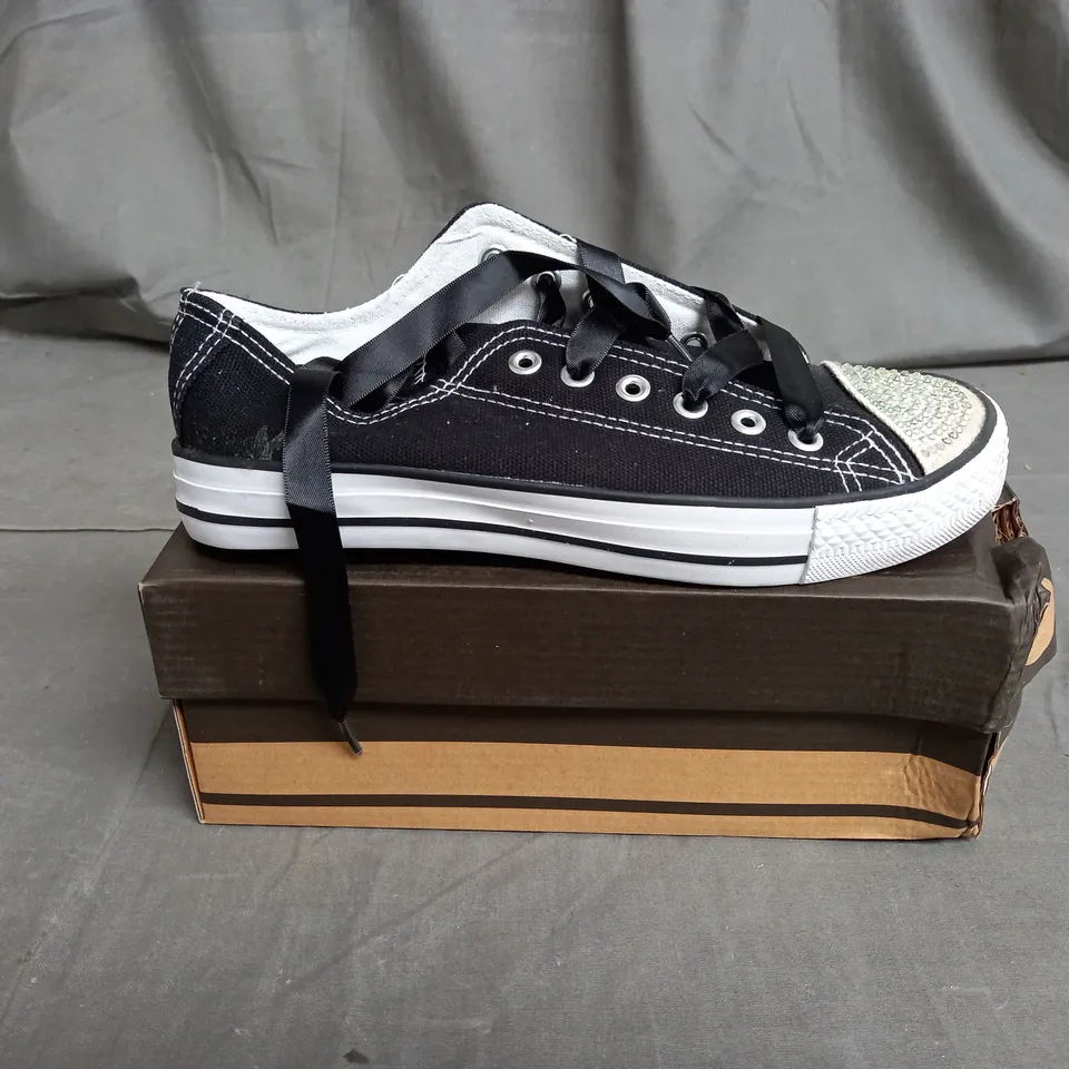 APPROXIMATELY 12 PAIRS OF WOMENS CANVAS TRAINERS WITH DIAMANTE TOP IN VARIOUS SIZES