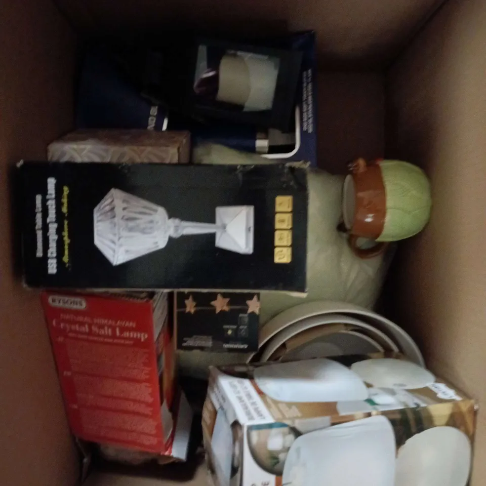 APPROXIMATELY 10 ASSORTED HOUSEHOLD PRODUCTS TO INCLUDE LED LANTERN, TOUCH LAMP, FLASK ETC 