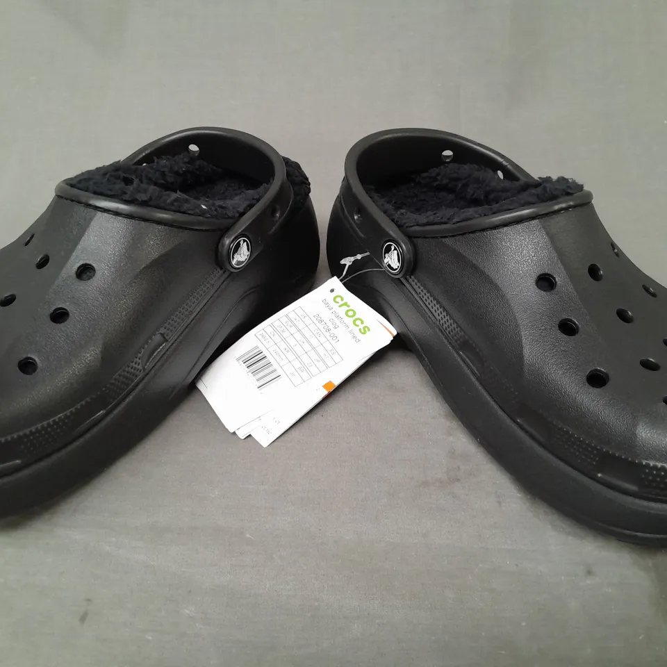 BOXED PAIR OF CROCS BAYA PLATFORM LINED CLOGS IN BLACK UK SIZE 5