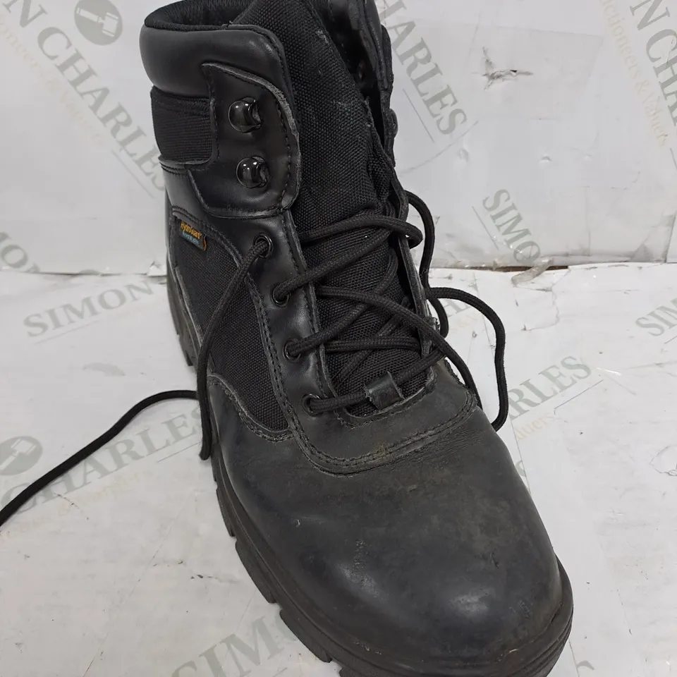 PAIR OF SKETCHERS WATERPROOF BOOTS IN BLACK SIZE 9