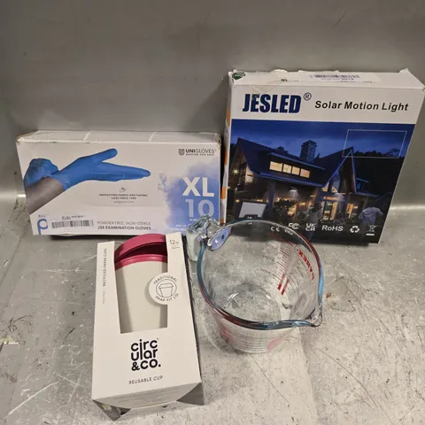 APPROXIMATELY 10 ASSORTED HOUSEHOLD PRODUCTS TO INCLUDE PYREX JUG, DECORATIVE LIGHT, CUPCAKE STAND ETC 