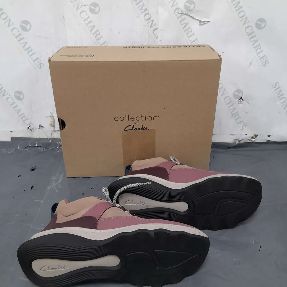 BOXED PAIR OF CLANKS JAUNT LO BOOTS TAUPE COMBINATION UK 6