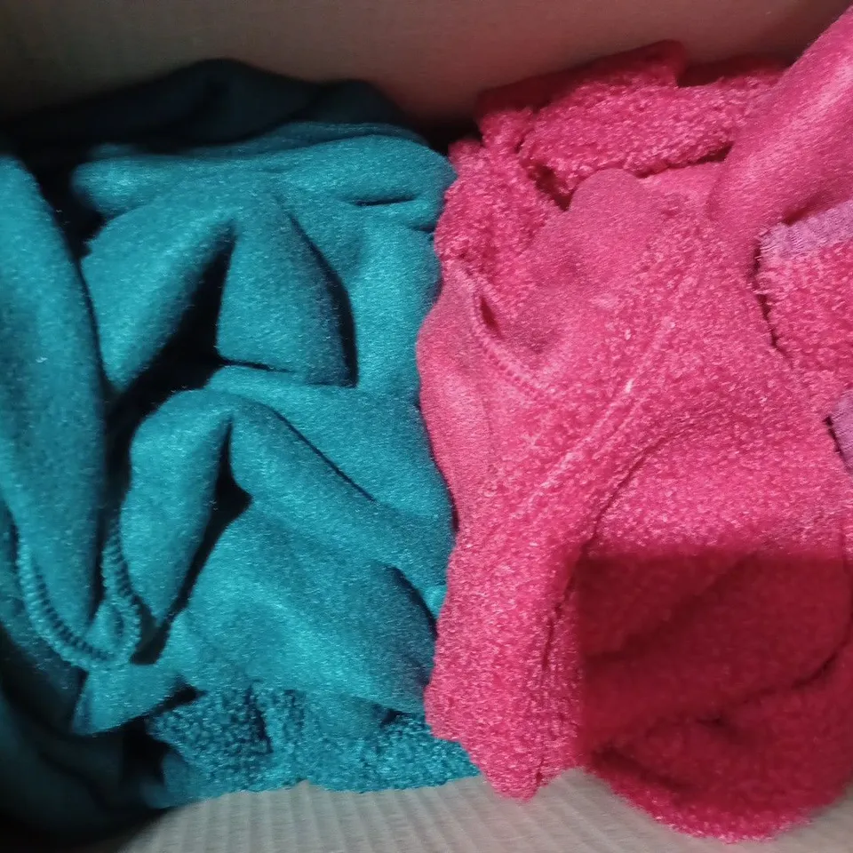 BOX OF APPROXIMATELY 5 ASSORTED CLOTHING ITEMS IN VARIOUS STYLES AND SIZES TO INCLUDE TO INCLUDE CUDDL DUDS, ETC