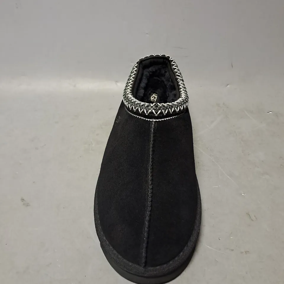 PAIR OF UGG FAUX FUR LINED SLIPPERS IN BLACK SIZE 10