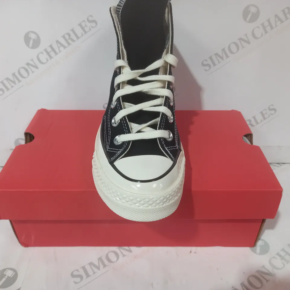 BOXED PAIR OF CONVERSE CHUCK 70 HI SHOES IN BLACK/CREAM UK SIZE 5