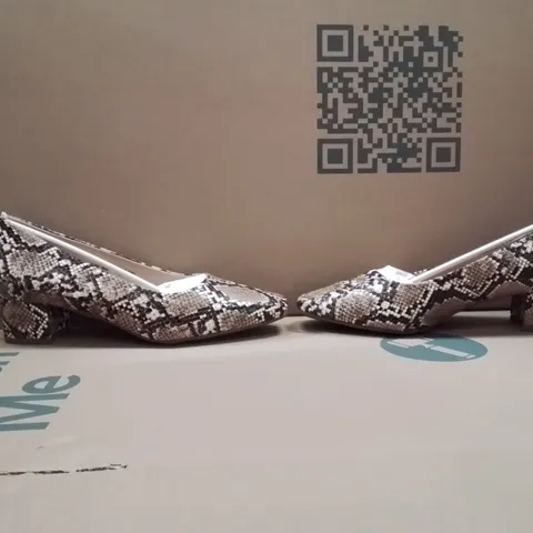 BOXED BRAND NEW APPROXIMATELY 10 JD WILLIAMS BLOCK HEEL FIT SNAKE PRINT SIZE 8EEE