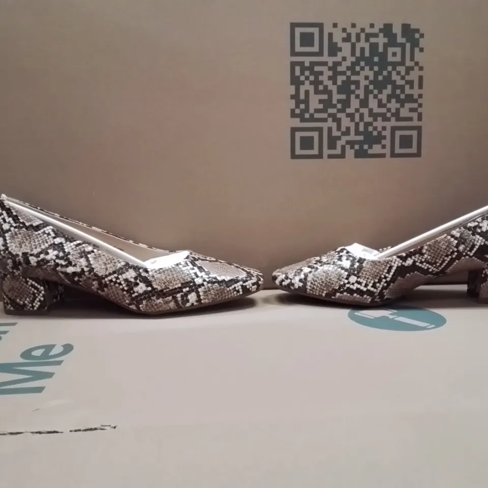 BOXED BRAND NEW APPROXIMATELY 10 JD WILLIAMS BLOCK HEEL FIT SNAKE PRINT SIZE 8EEE