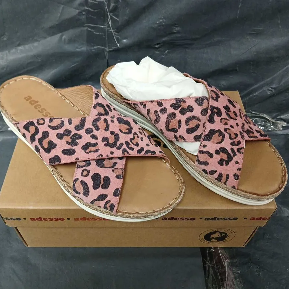 BOXED PAIR OF ADESSO SANDALS - UK SIZE 6