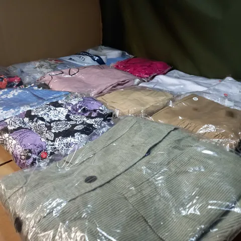 LOT OF APPROX 25 ASSORTED CLOTHING ITEMS VARYING IN SIZE/COLOUR/STYLE TO INCLUDE: TROUSERS, TOPS, DRESSES
