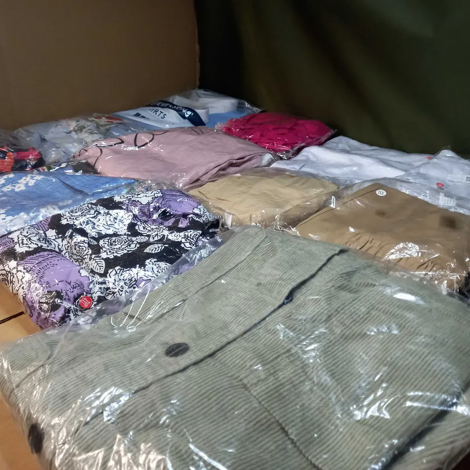 LOT OF APPROX 25 ASSORTED CLOTHING ITEMS VARYING IN SIZE/COLOUR/STYLE TO INCLUDE: TROUSERS, TOPS, DRESSES