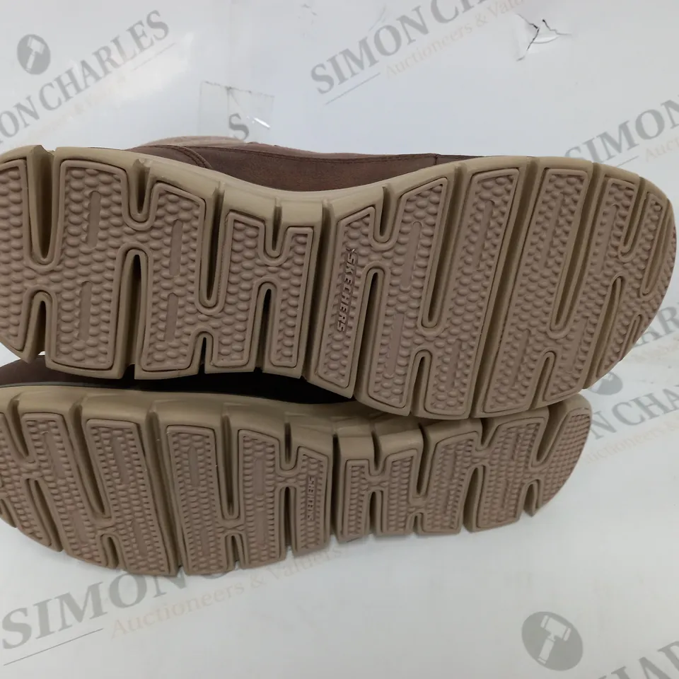 BOXED SKECHERS SYNERGY WARM TECH BOOTS, BROWN - SIZE 5.5