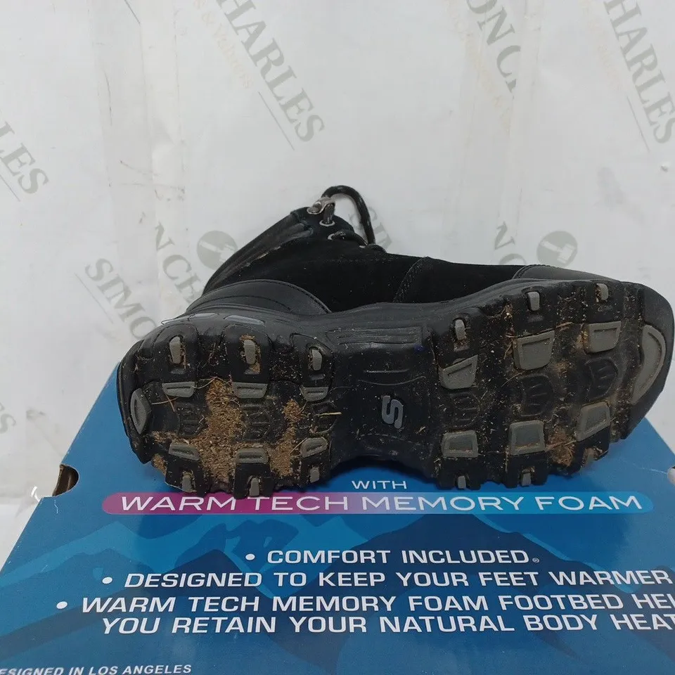 BOXED PAIR OF SKECHERS D'LITES SATIN COLLAR LACE UP BOOTS IN BLACK SIZE 3
