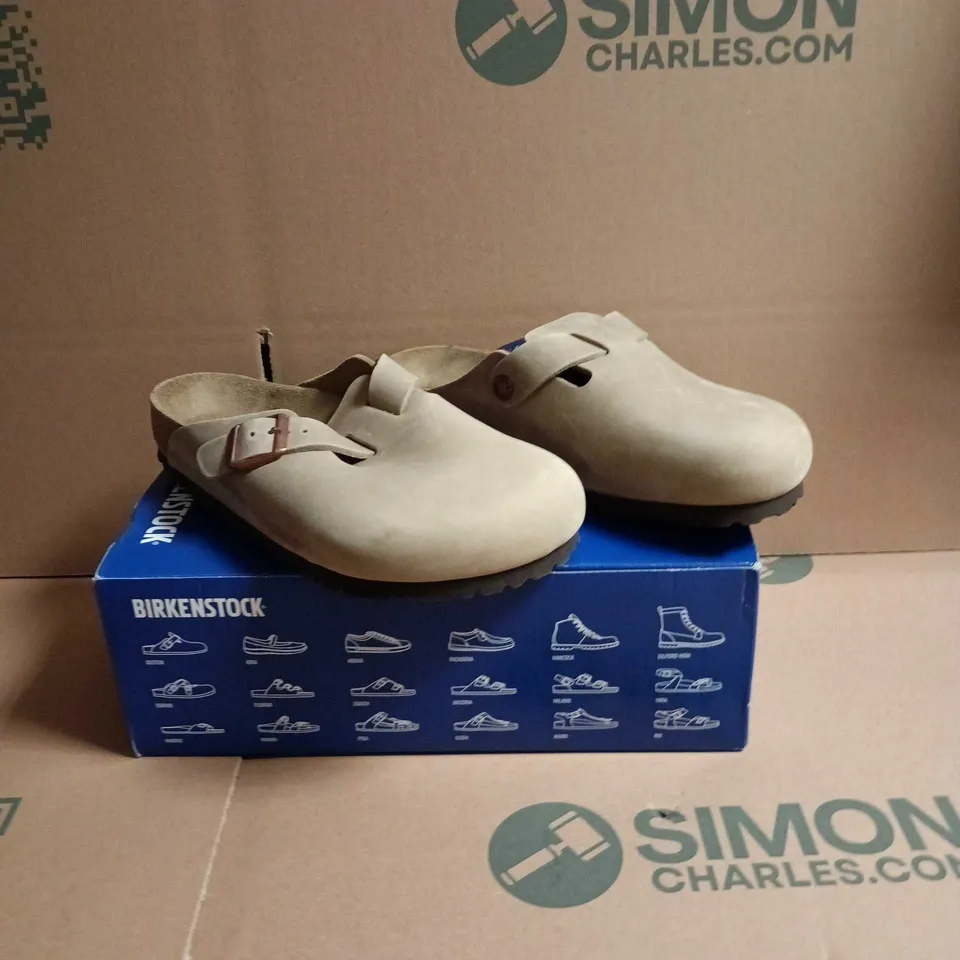 BIRKENSTOCK BEIGE SANDALS WITH BUCKLED STRAPS SIZE 5