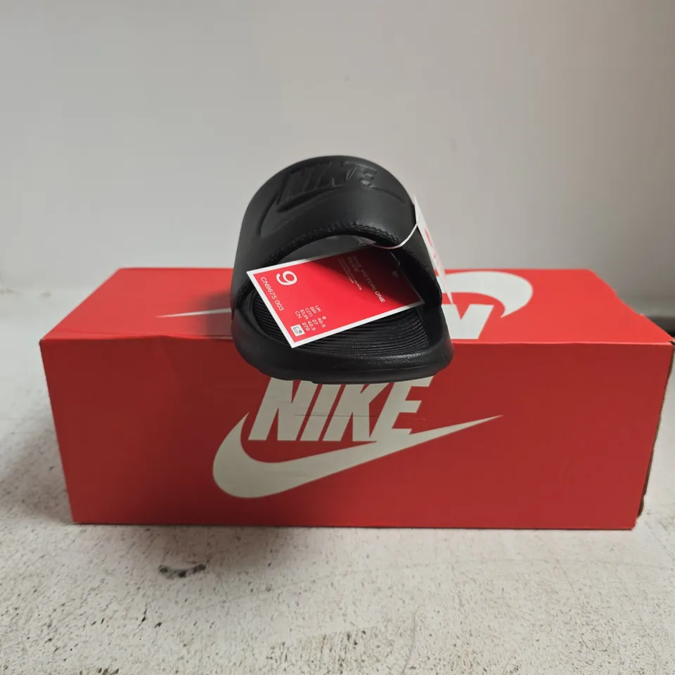 BOXED PAIR OF NIKE VICTORI ONE SLIDERS IN BLACK SIZE UK 8
