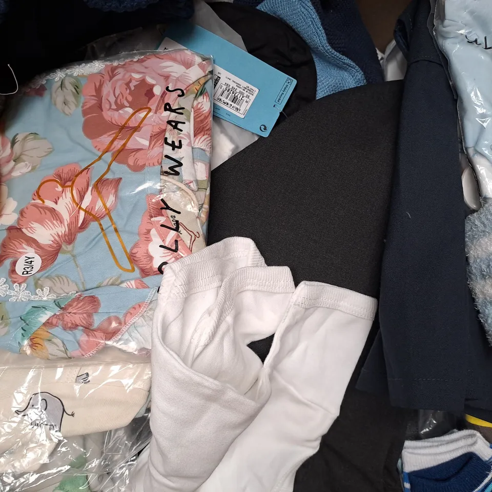 BOX OF APPROXIMATELY 20 ASSORTED KIDS CLOTHING AND FASHION ITEMS IN VARIOUS STYLES AND SIZES TO INCLUDE SHEIN, H&M, VERTBAUDET, ETC