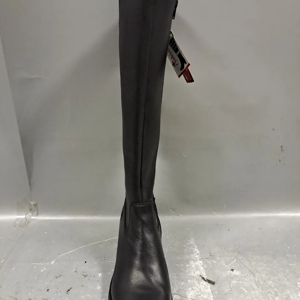 BOXED PAIR OF RIEKER KNEE-HIGH BOOTS IN BLACK EU SIZE 40