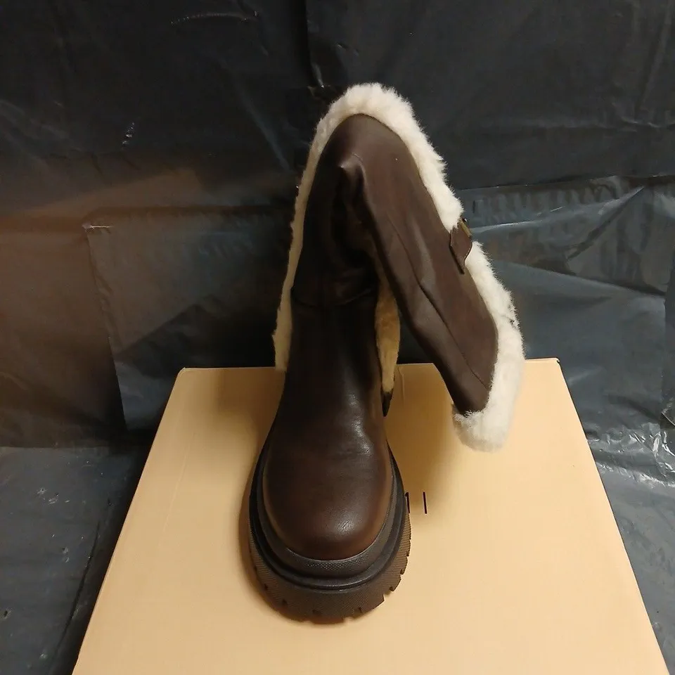 SIMMI LONDON BROWN LEATHER KNEE-HIGH BOOT WITH SHEARLING TRIM – BUCKLE DETAIL UK SIZE 6