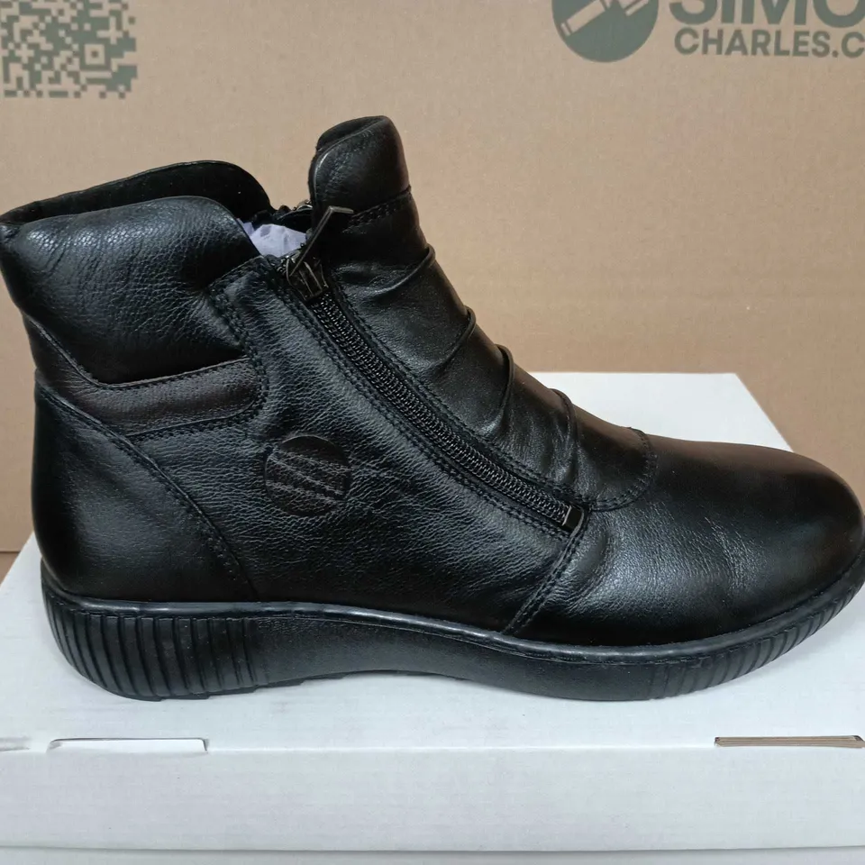 BOXED PAIR OF WOMEN'S BLACK LEATHER ANKLE BOOTS WITH SIDE ZIPS - UK SIZE 7