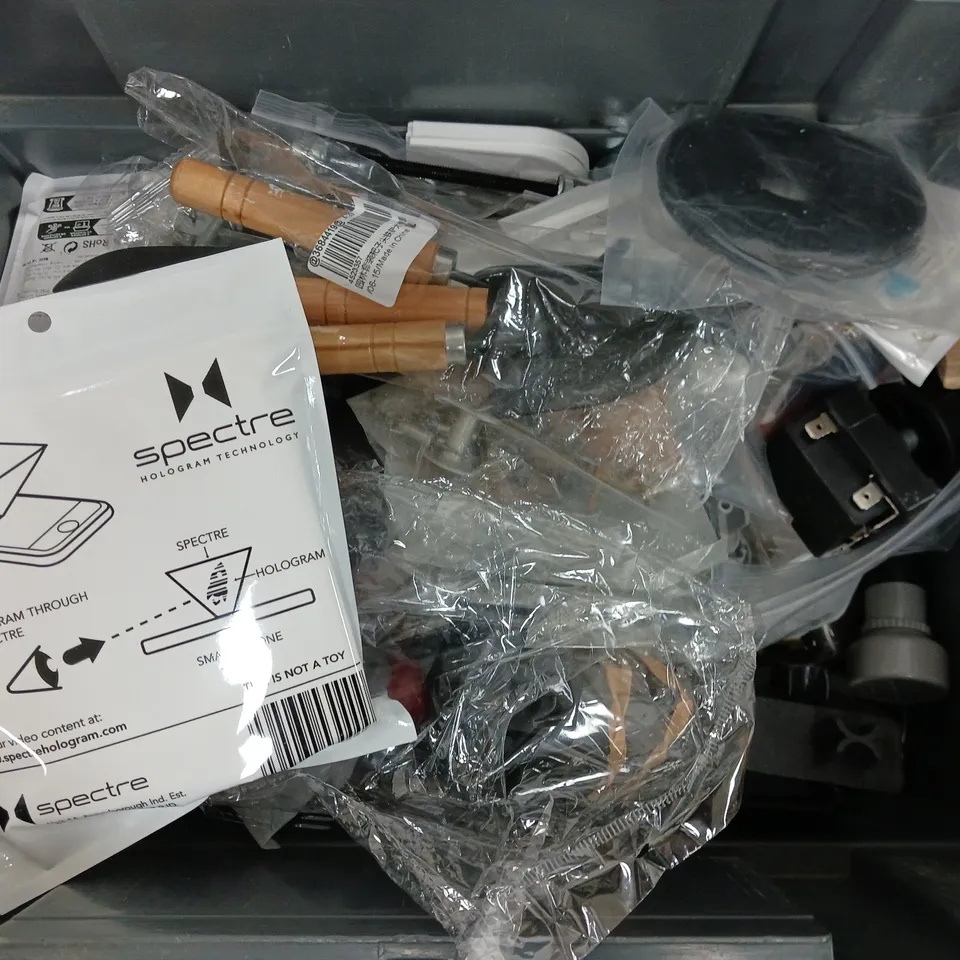 APPROXIMATELY 15 ASSORTED HOUSEHOLD ITEMS TO INCLUDE VALNEO FOOT FILE, LAUNDRY EGGS, DOG LEAD, ETC