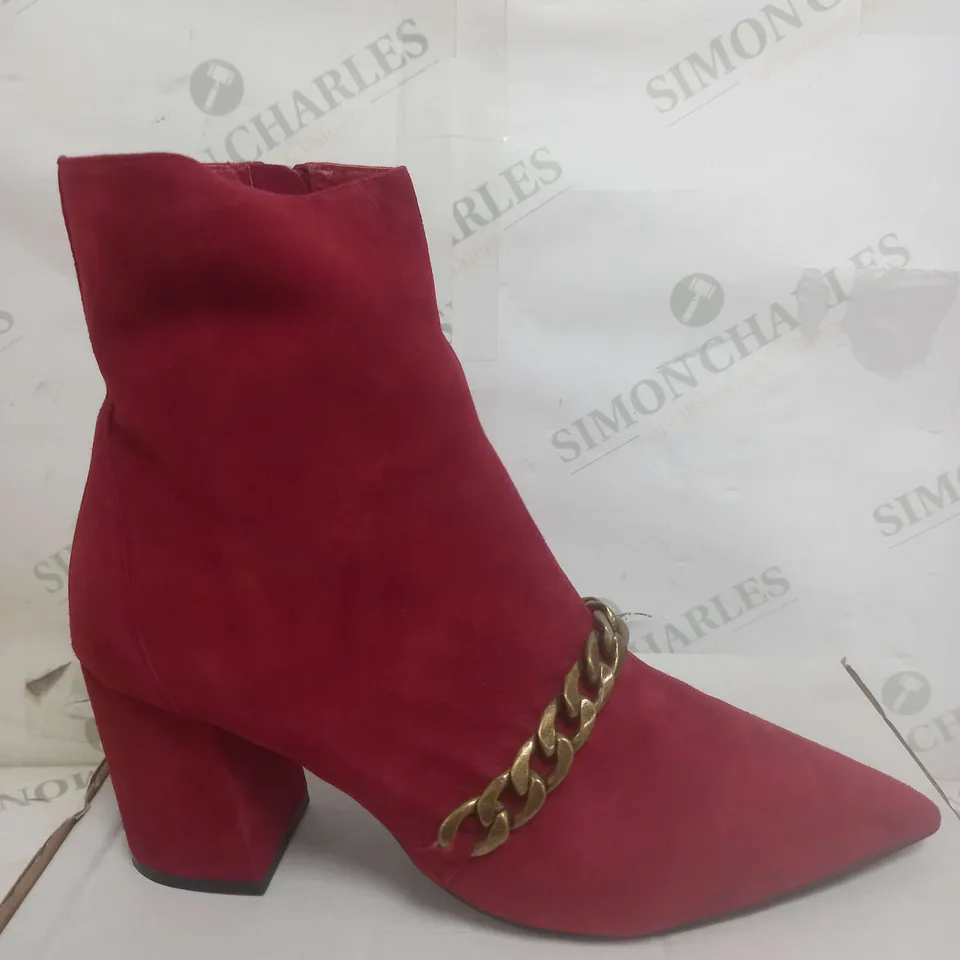 BEN DE LISI CHAIN LINK SUEDE ANKLE BOOT SIZE 7 