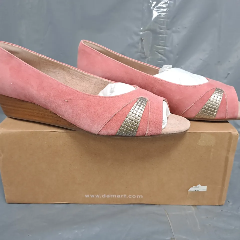 BOXED PAIR OF DAMART PEEP TOE LOW WEDGE SHOES IN PINK/SILVER SIZE 7
