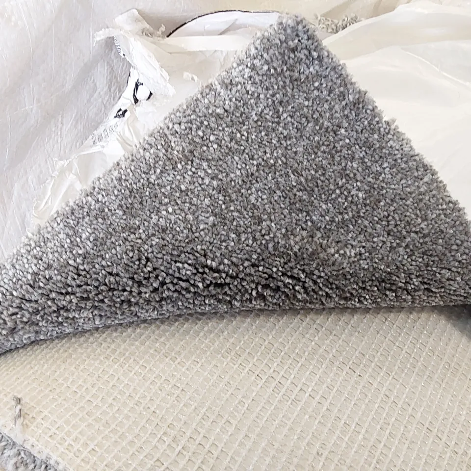 ROLL OF QUALITY CLASSIC CHARM 3063/0935 CARPET IN ASH GREY - APPROXIMATELY 3.1M L X 4M W 