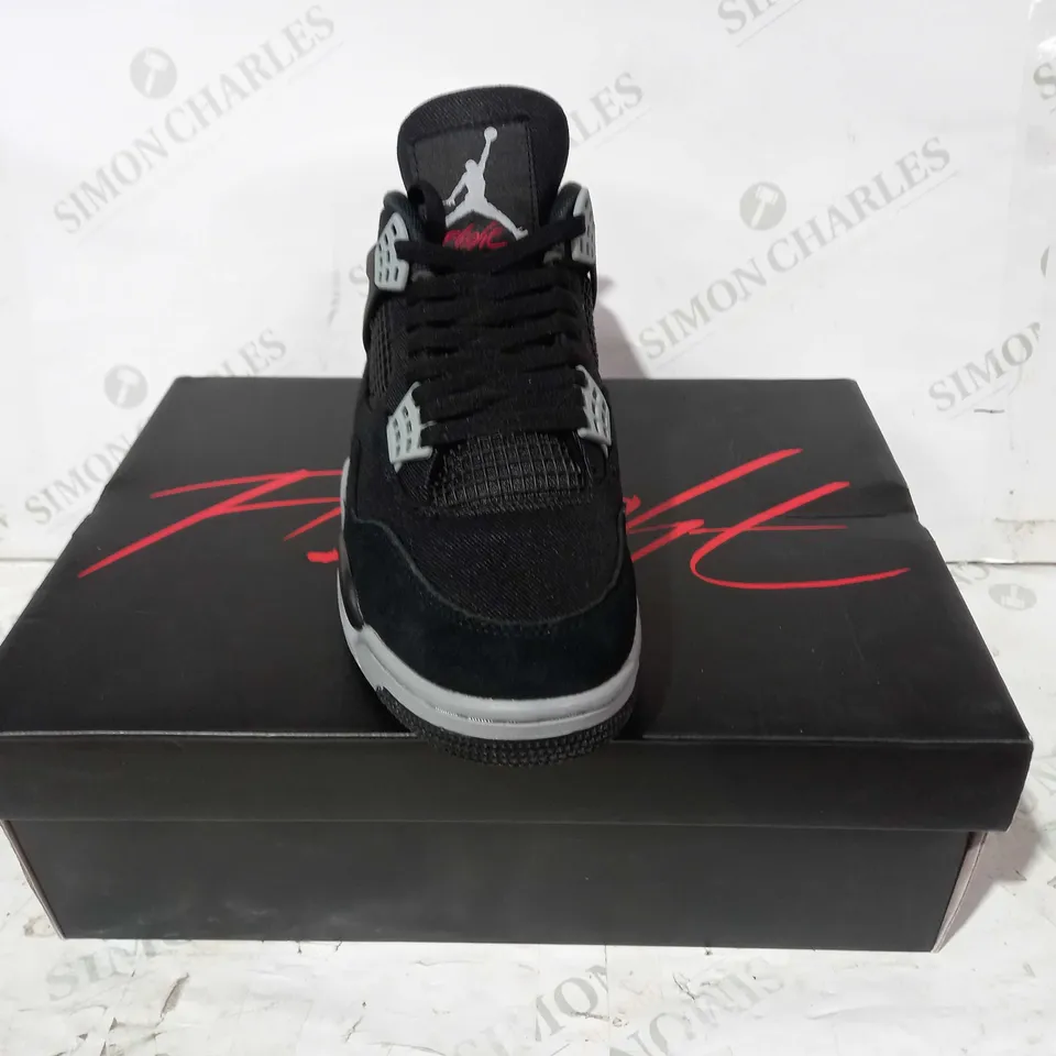 BOXED PAIR OF AIR JORDAN 4 RETRO SE SHOES IN BLACK/GREY UK SIZE 8
