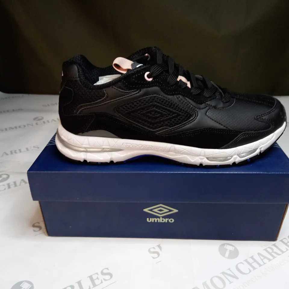 BOXED PAIR OF UMBRO D JOGGER TRAINERS IN BLACK - 6