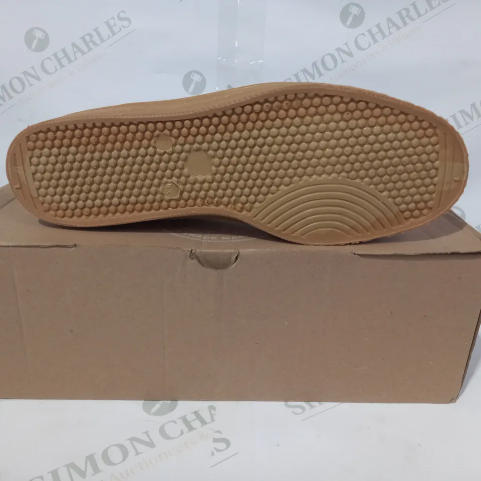 BOXED PAIR OF USRC CANVAS SHOES IN BEIGE UK SIZE 9