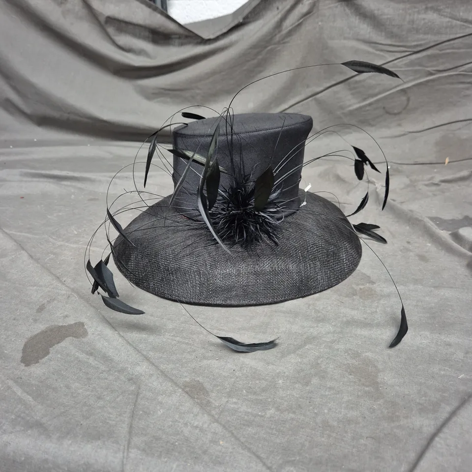 BLACK WIDE-BRIM HAT WITH DECORATIVE FEATHERS (FORMAL OCCASION)