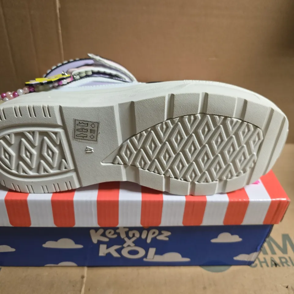 BOXED PAIR OF KOI X KETNIPZ UR A STAR HIGH TOP TRAINERS –UK 8