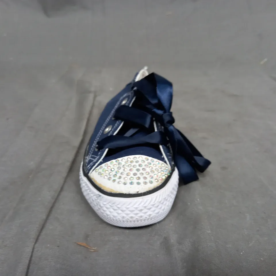 A BOX OF INDIVIDUALLY BOXED SHOES. APPROXIMATELY 15. NAVY BLUE AND WHITE, VARIOUS SIZES 