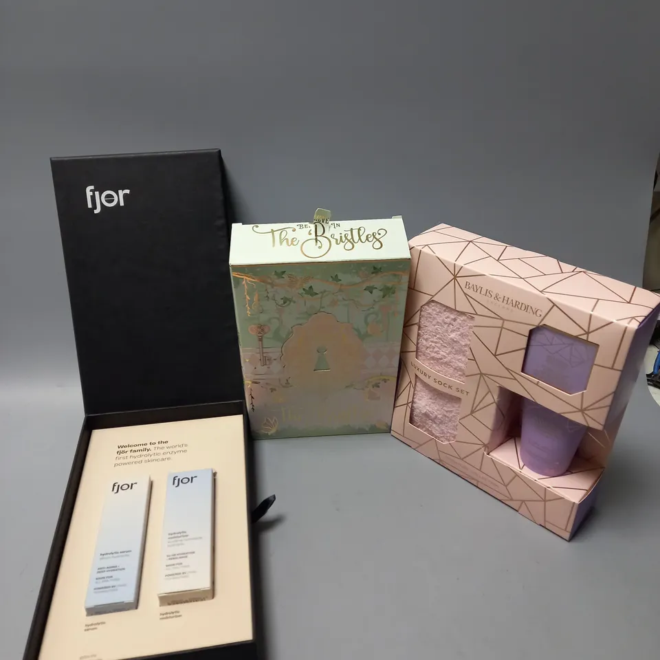 APPROXIMATELY 10 FRAGRANCE AND COSMETIC BOXSETS TO INCLUDE BAYLIS & HARDING SIGNATURE COLLECTION, PLOUISE BELIEVE IN THE BRISTLES BRUSH SET, FJOR HYDROLYTIC SET, ETC