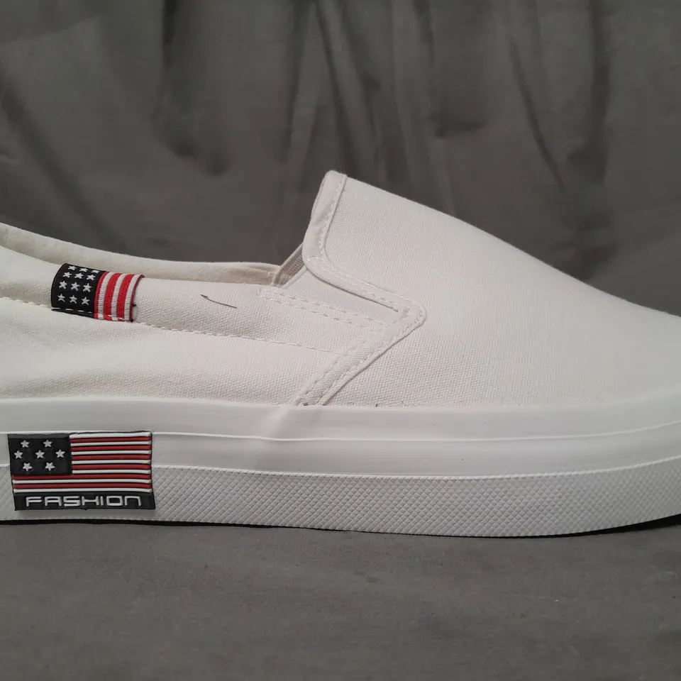 BOXED PAIR OF FASHION CANVAS SLIP-ON SHOES IN WHITE EU SIZE 40