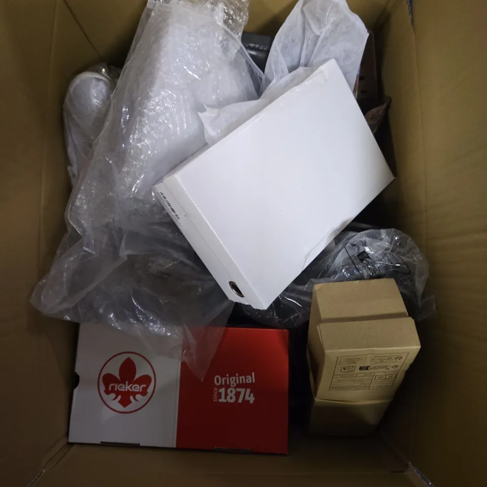 APPROXIMATELY 15 PAIRS OF ASSORTED SHOES TO INCLUDE - BOOTS - SLIPPERS - TRAINERS ETC