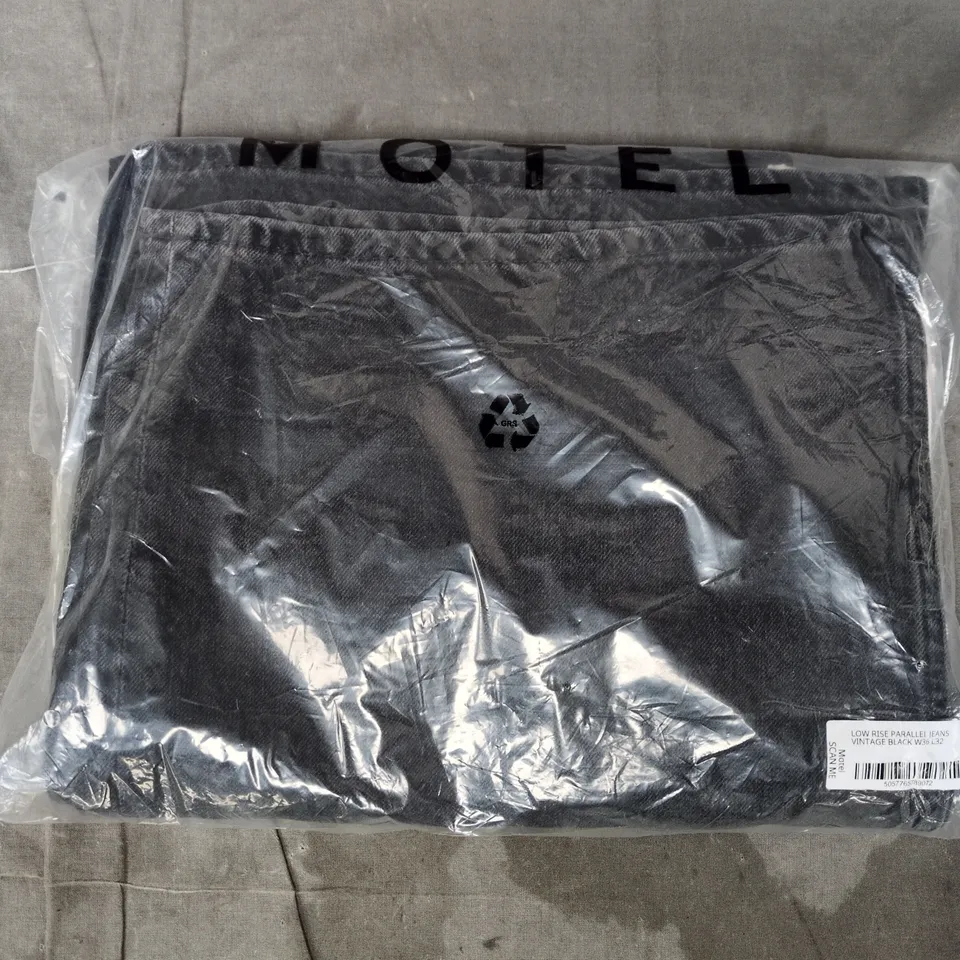 BAGGED MOTEL LOW RISE PARALLEL JEANS IN VINTAGE BLACK SIZE 36/32