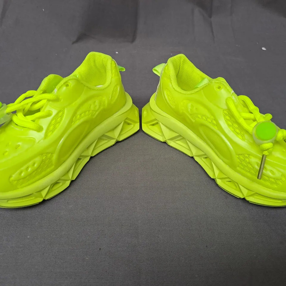 BOXED PAIR OF DESIGNER KIDS SHOES IN NEON GREEN EU SIZE 25