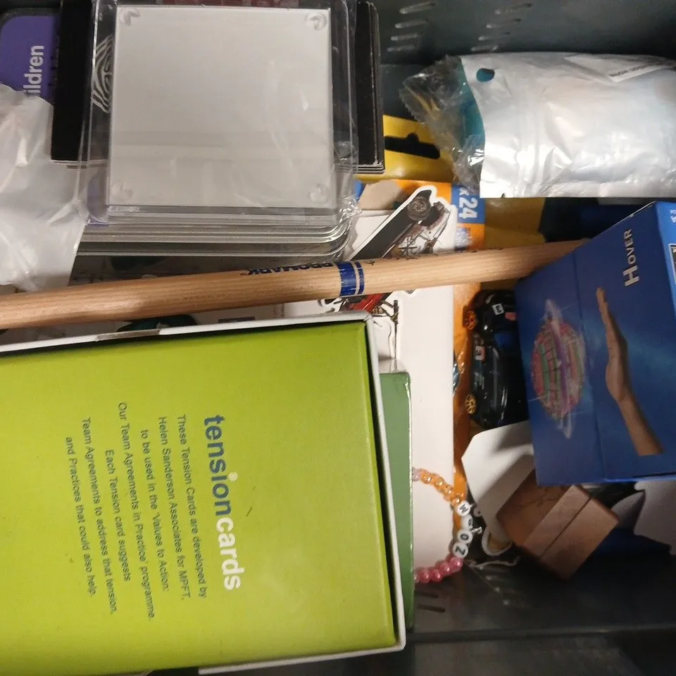 APPROXIMATELY 10 ASSORTED TOYS AND GAMES TO INCLUDE CHALK, VERKADA BUILDING KIT, ETC