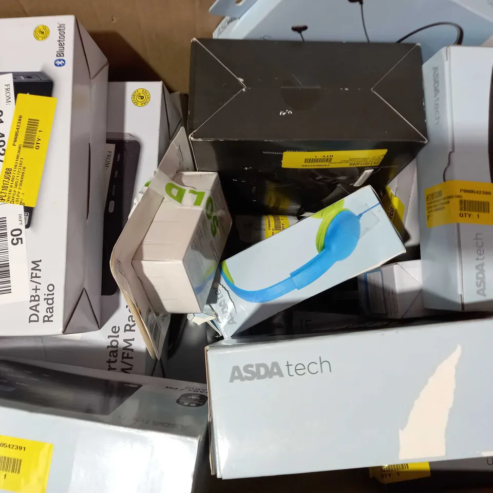 LOT OF APPROXIMATELY 20 ASSORTED ELECTRICAL ITEMS, TO INCLUDE EARBUDS, RADIO, POWER BANK, ETC