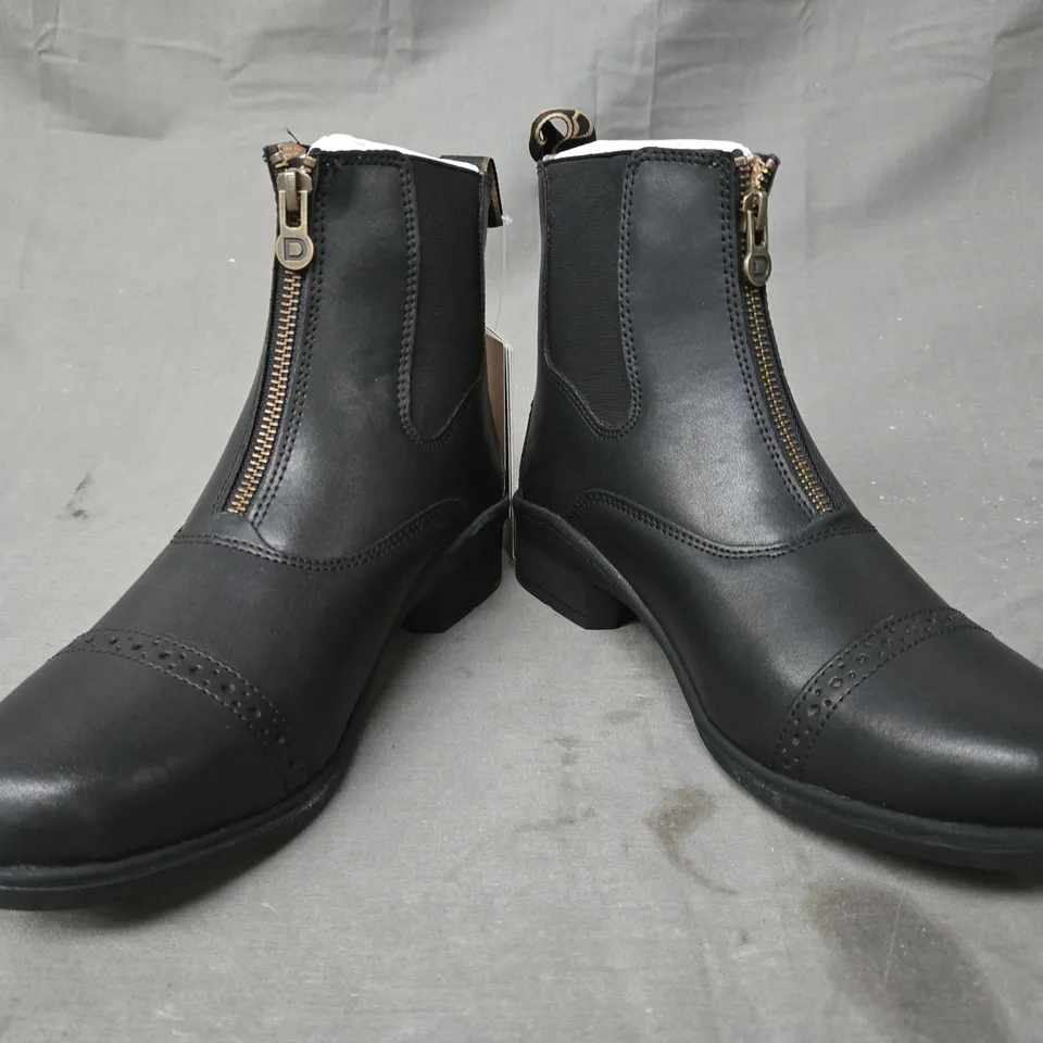 BOXED PAIR OF DUBLIN ALTITUDE ZIP BOOTS IN BLACK UK SIZE 5