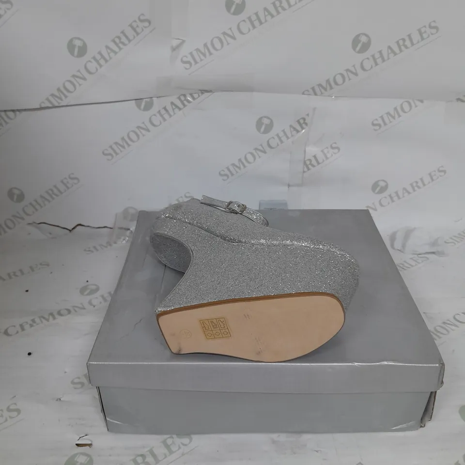 BOXED PAIR OF CASANDRA PLATFORM STRAP SHOE IN SILVER GLITTER SIZE 4