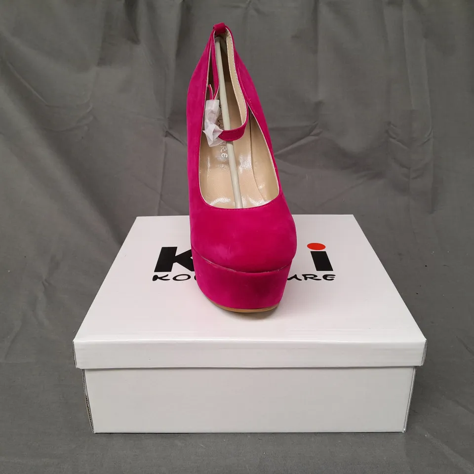 BOXED PAIR OF KOI COUTURE HR5 PLATFORM HIGH WEDGE FAUX SUEDE SHOES IN FUCHSIA SIZE 5