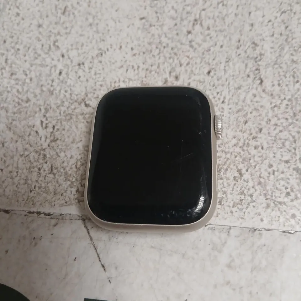 APPLE WATCH SERIES 8– SILVER ALUMINIUM CASE WITH BLACK SCREEN