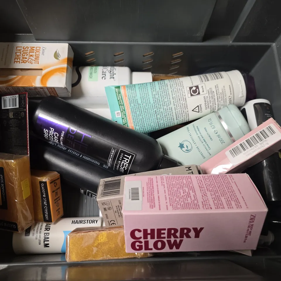 APPROXIMATELY 12 ASSORTED HEALTH & BEAUTY PRODUCTS TO INCLUDE MTHK EYE DROPS, SPOTLIGHT ORAL CARE MOUTHWASH, TRESEMME HEAR DEFENCE, ETC - COLLECTION ONLY