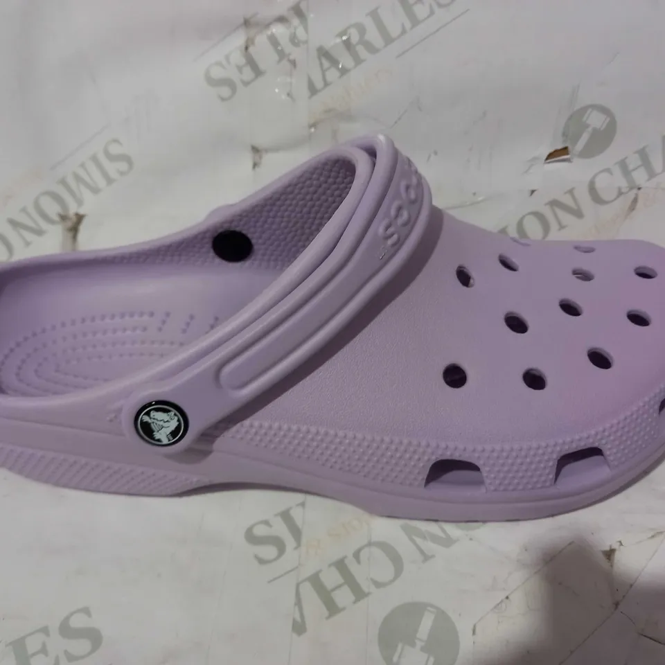 BOXED PAIR OF CROCS CLASSIC FOOMY FIT SOES IN LAVENDER UK SIZE M9/W10