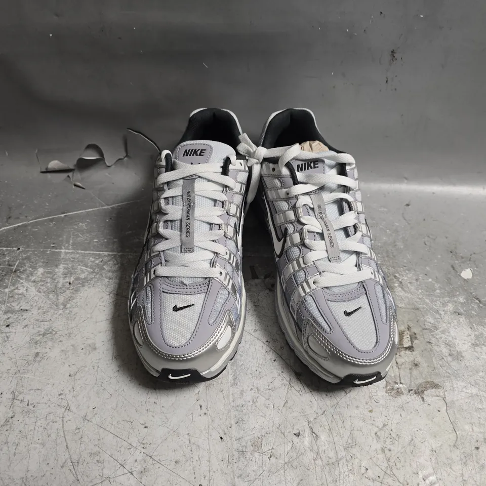 UNBOXED PAIR OF NIKE BOWERMAN SERIES RIDELINER TRAINERS IN SILVER - UK 7.5